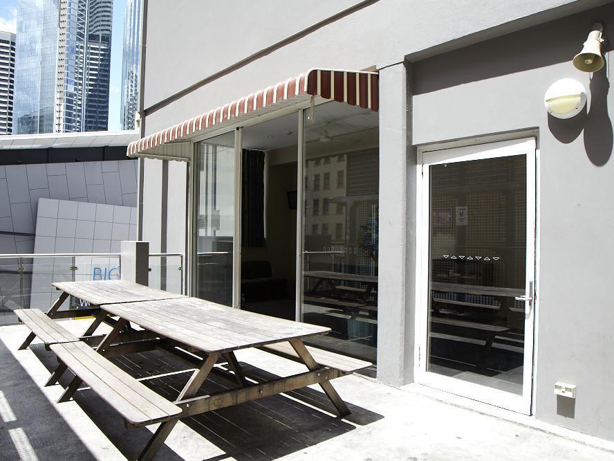 Base Brisbane Embassy Vandrarhem Exteriör bild