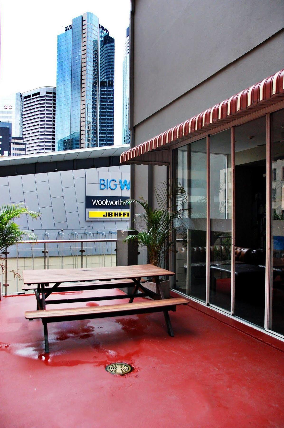 Base Brisbane Embassy Vandrarhem Exteriör bild